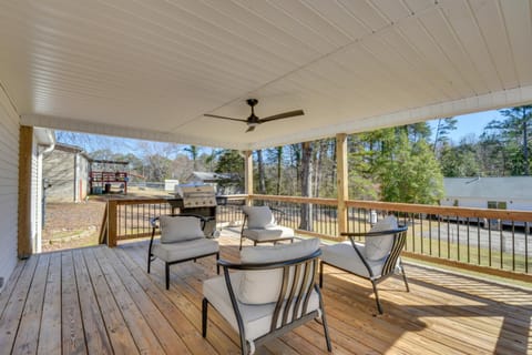 Deck, Grill and Dock Access Lake Keowee Retreat! House in Lake Keowee