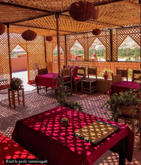 Restaurant/places to eat, Balcony/Terrace