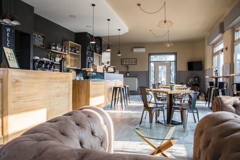 TV and multimedia, Lounge or bar, Seating area