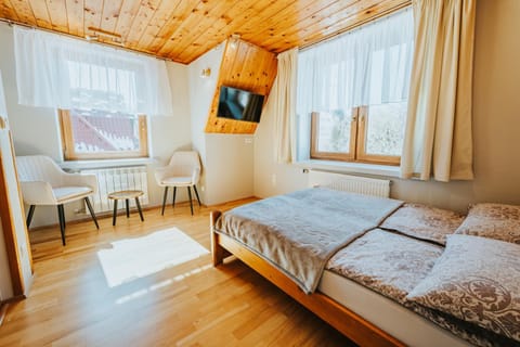 Bed, TV and multimedia, Photo of the whole room, Seating area, Bedroom