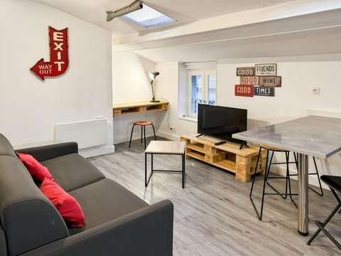 Communal lounge/ TV room, TV and multimedia, Living room, Seating area, Dining area