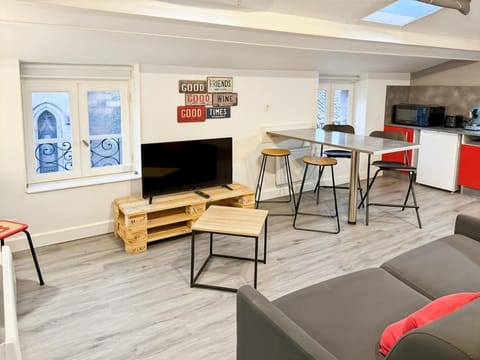 Communal lounge/ TV room, TV and multimedia, Kitchen or kitchenette, Living room, Seating area, Dining area