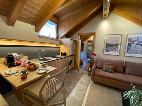 Kitchen or kitchenette, Seating area, Dining area, Food