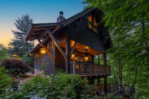 Property building, Patio, Spring, Natural landscape, Hot Tub, Balcony/Terrace, pet friendly