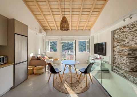 TV and multimedia, View (from property/room), Living room, Seating area, Dining area, Mountain view, Mountain view
