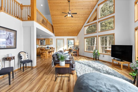 Cave Bay Escape House in Kootenai County