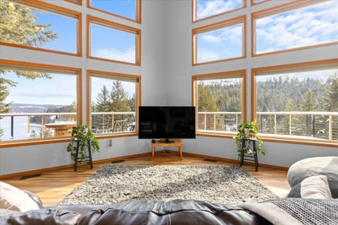 Cave Bay Escape House in Kootenai County