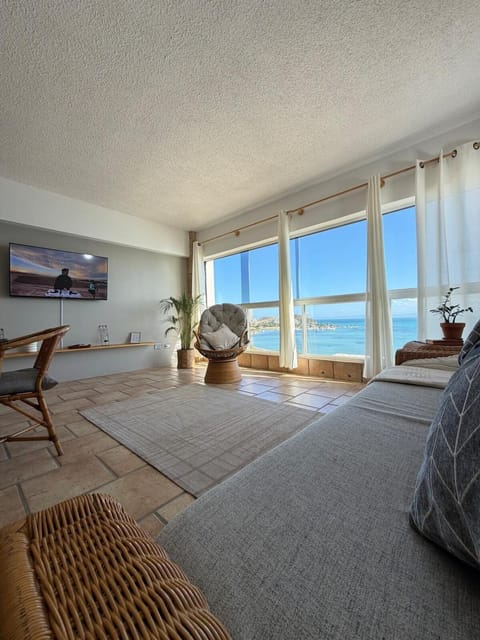 Communal lounge/ TV room, Natural landscape, TV and multimedia, Living room, Seating area, Sea view
