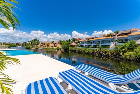Day, Natural landscape, Lake view, Swimming pool, sunbed