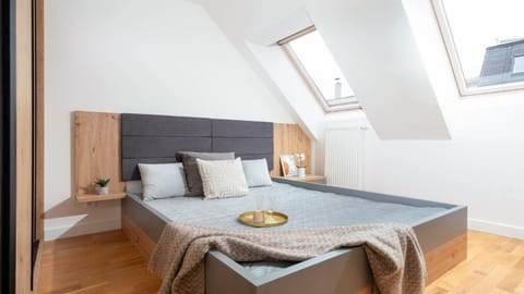 Bed, TV and multimedia, Photo of the whole room, Bedroom, towels