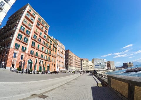 Nearby landmark, Restaurant/places to eat, Other, Beach, Shopping Area