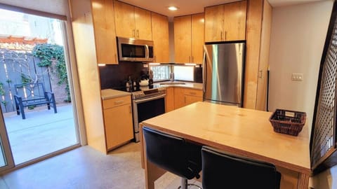 Kitchen or kitchenette, Dining area, oven, stove