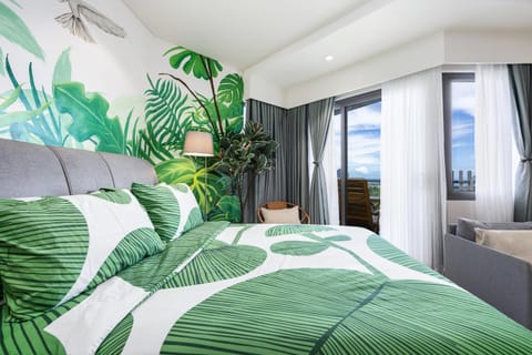Bed, Photo of the whole room, Seating area, Bedroom