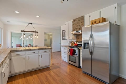 Kitchen or kitchenette, dishwasher, oven, pet friendly