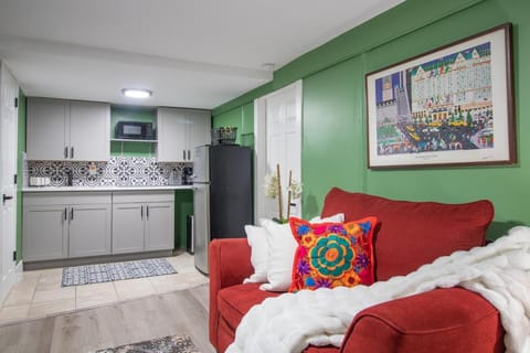 Kitchen or kitchenette, Living room, Seating area, stove