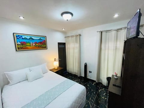 Bed, TV and multimedia, Photo of the whole room, Bedroom