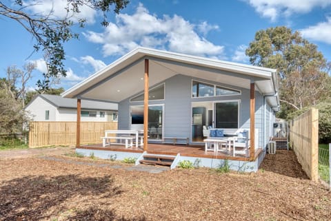 Property building, Patio, Day, Garden, Garden view
