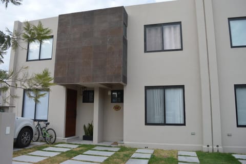 Casa Lulu junto a Queretaro House in State of Querétaro
