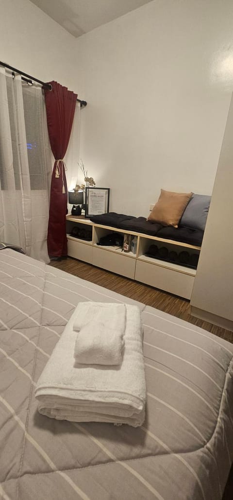Bed, Bedroom, towels