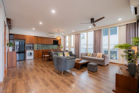 TV and multimedia, Kitchen or kitchenette, Living room, Photo of the whole room, Seating area, Dining area, washing machine, kitchen, air conditioner
