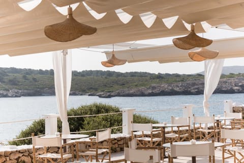 Property building, Restaurant/places to eat, Day, Natural landscape, Banquet/Function facilities, Sea view
