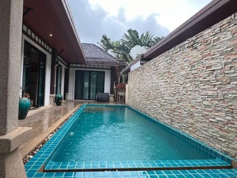 Property building, Balcony/Terrace, Pool view, Swimming pool