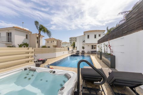 Property building, Patio, Day, Natural landscape, Hot Tub, Pool view, Swimming pool, sunbed