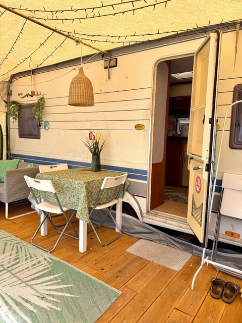 Patio, Day, Seating area, Dining area