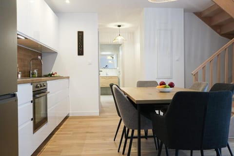 Kitchen or kitchenette, Dining area, stove