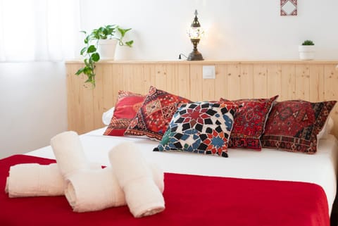 Bed, Bedroom, towels