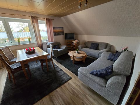 TV and multimedia, Living room, Seating area, Dining area