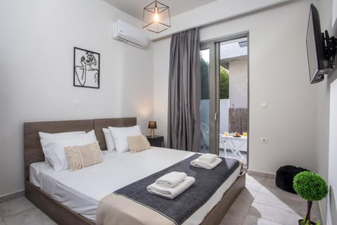 Bed, TV and multimedia, Photo of the whole room, Bedroom, towels, air conditioner
