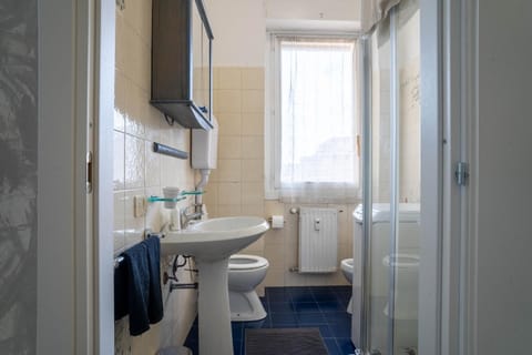 Shower, Toilet, Bathroom, bidet, towels