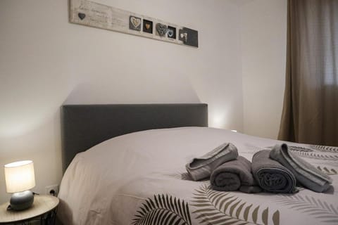 Bed, Photo of the whole room, Bedroom, towels