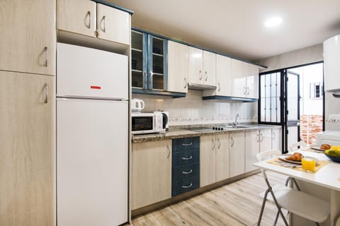 Kitchen or kitchenette, Dining area, stove