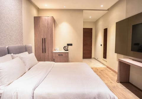 Bed, TV and multimedia, Photo of the whole room, Bedroom, wardrobe
