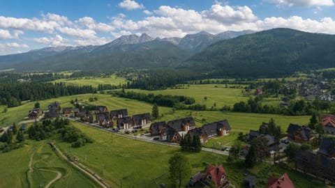 Property building, Day, Neighbourhood, Mountain view