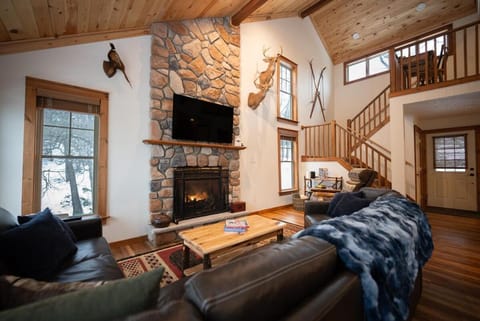 Skiing, TV and multimedia, Living room, Seating area, fireplace, fireplace