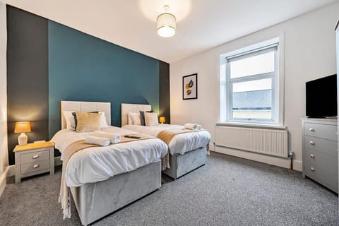 Bed, TV and multimedia, Bedroom, towels