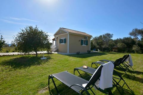 Property building, Day, Garden, Garden view, sunbed