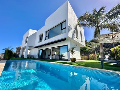 Property building, Swimming pool, sunbed