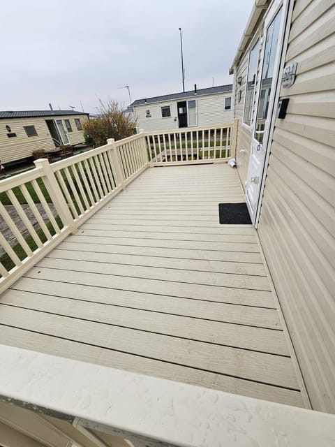 Property building, Day, Balcony/Terrace