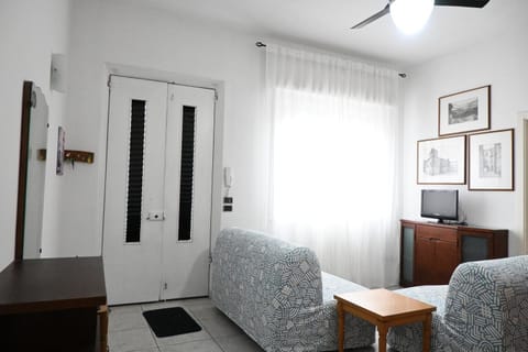 SE151 - Marzocca, comodo bilocale con terrazzo Apartment in Marche