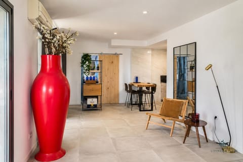 Kitchen or kitchenette, Living room, Seating area, Dining area