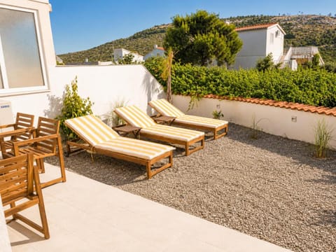 View (from property/room), Balcony/Terrace, Balcony/Terrace, Seating area, Garden view, Garden view, sunbed