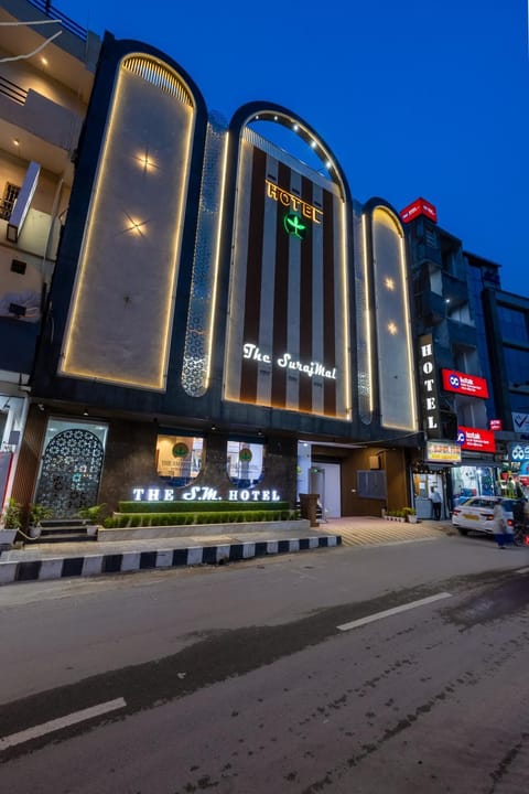Property building, Night, Location