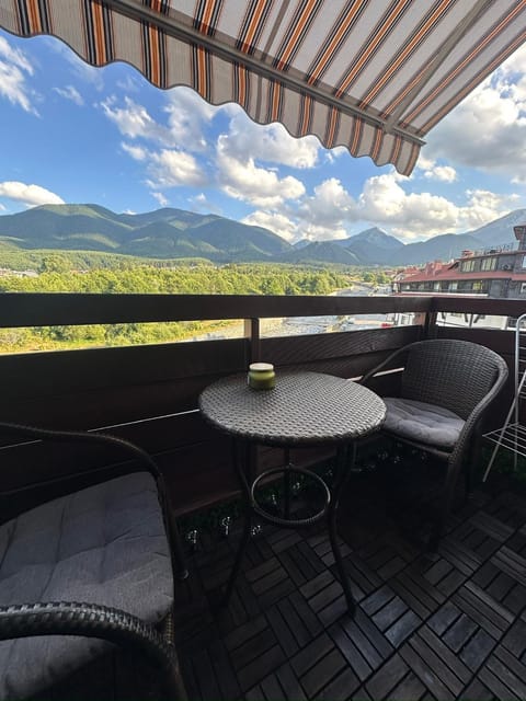 View (from property/room), Balcony/Terrace, Mountain view