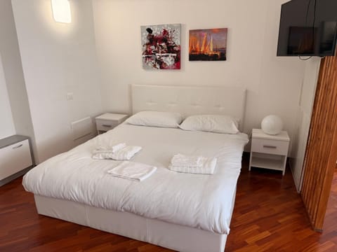 Bed, TV and multimedia, Photo of the whole room, Bedroom, towels