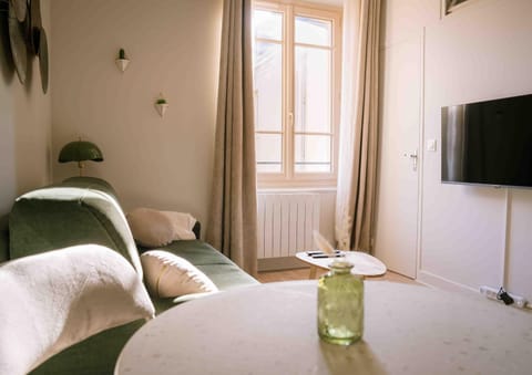 Communal lounge/ TV room, Bed, TV and multimedia, Living room, Photo of the whole room, Seating area, Bedroom