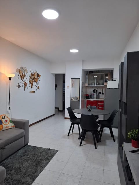 Kitchen or kitchenette, Living room, Food and drinks, Seating area, Dining area, Food, oven